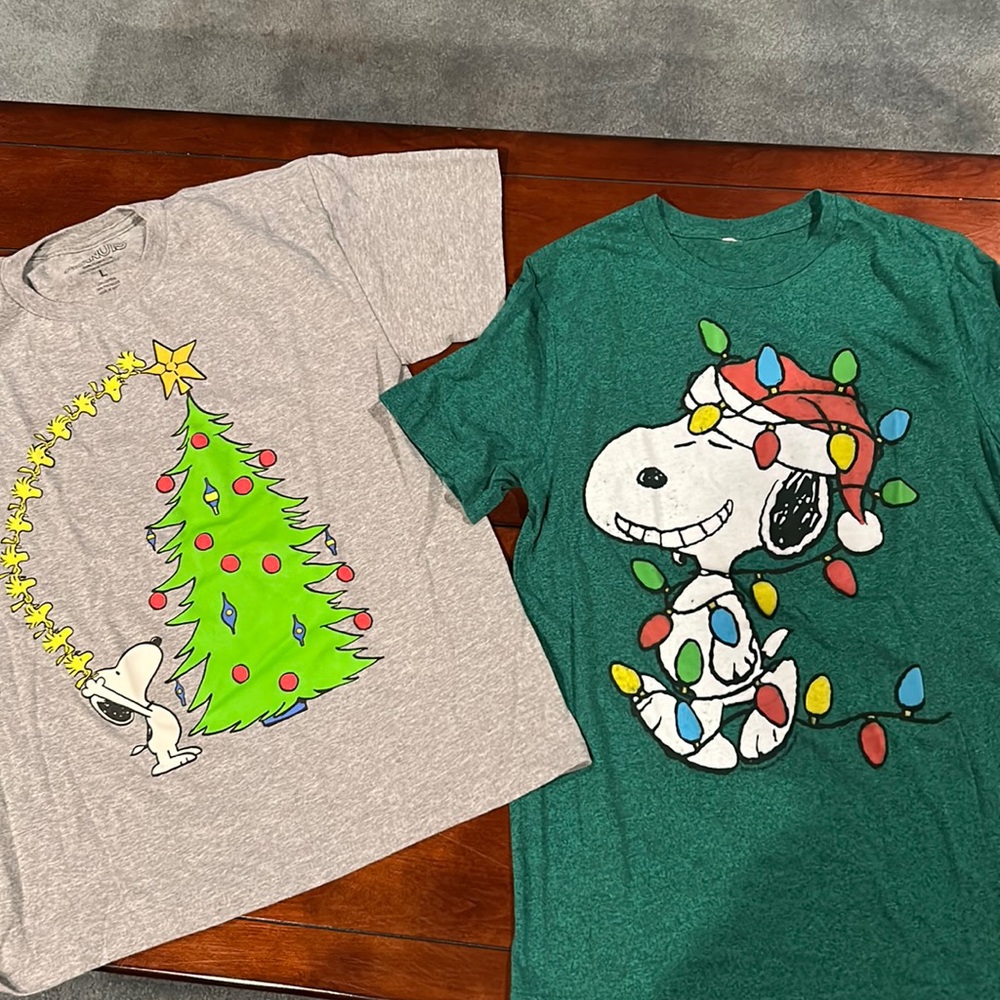 Two Snoopy Peanuts Christmas Holiday T-shirts Boy’s Size Large Green Gray
